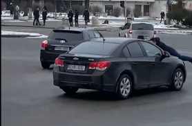 VIDEO // Scene parcă din filme pe străzile din Chișinău. A luat doi bărbați pe capota mașinii și se deplasa prin oraș